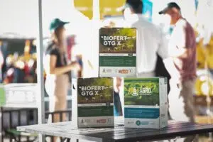 Productor supervisa cultivos con tecnología de precisión en un campo argentino, integrando prácticas regenerativas y gestión eficiente del suelo.