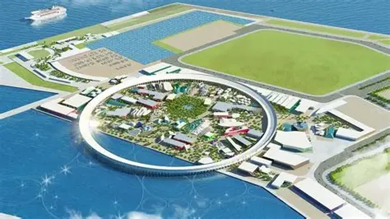 Vista aérea del predio de la Expo Osaka 2025 en Yumeshima, con pabellones circulares rodeados de agua y áreas verdes dedicadas a innovación y sostenibilidad.
