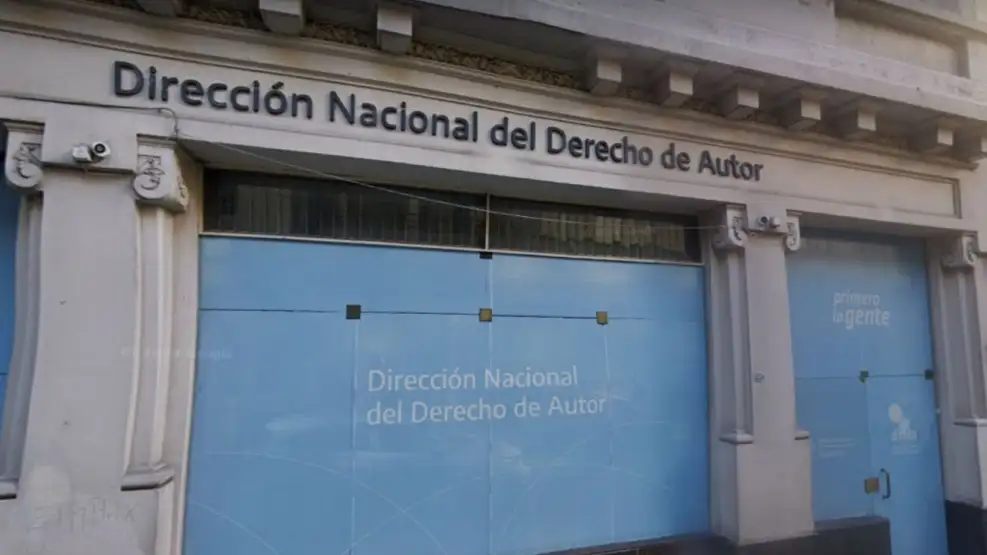 Ingreso institucional de la Dirección Nacional del Derecho de Autor en Argentina, representando el marco local de protección de la propiedad intelectual.